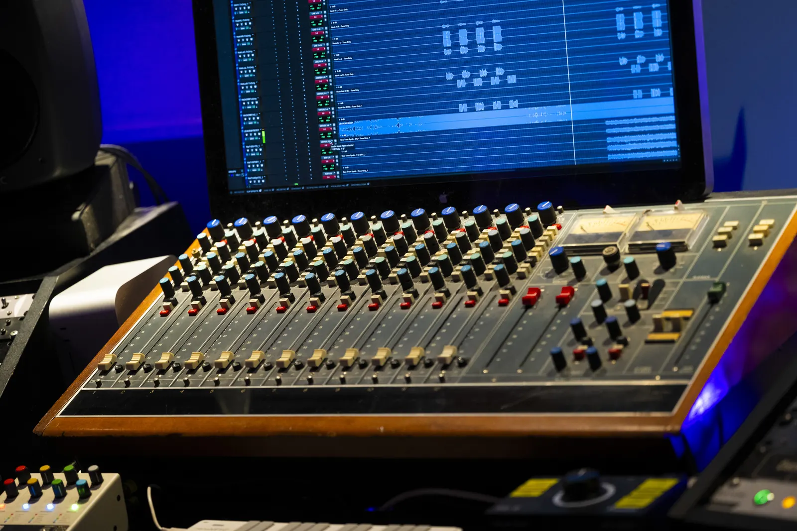 Band recording and drum tracking in the live room